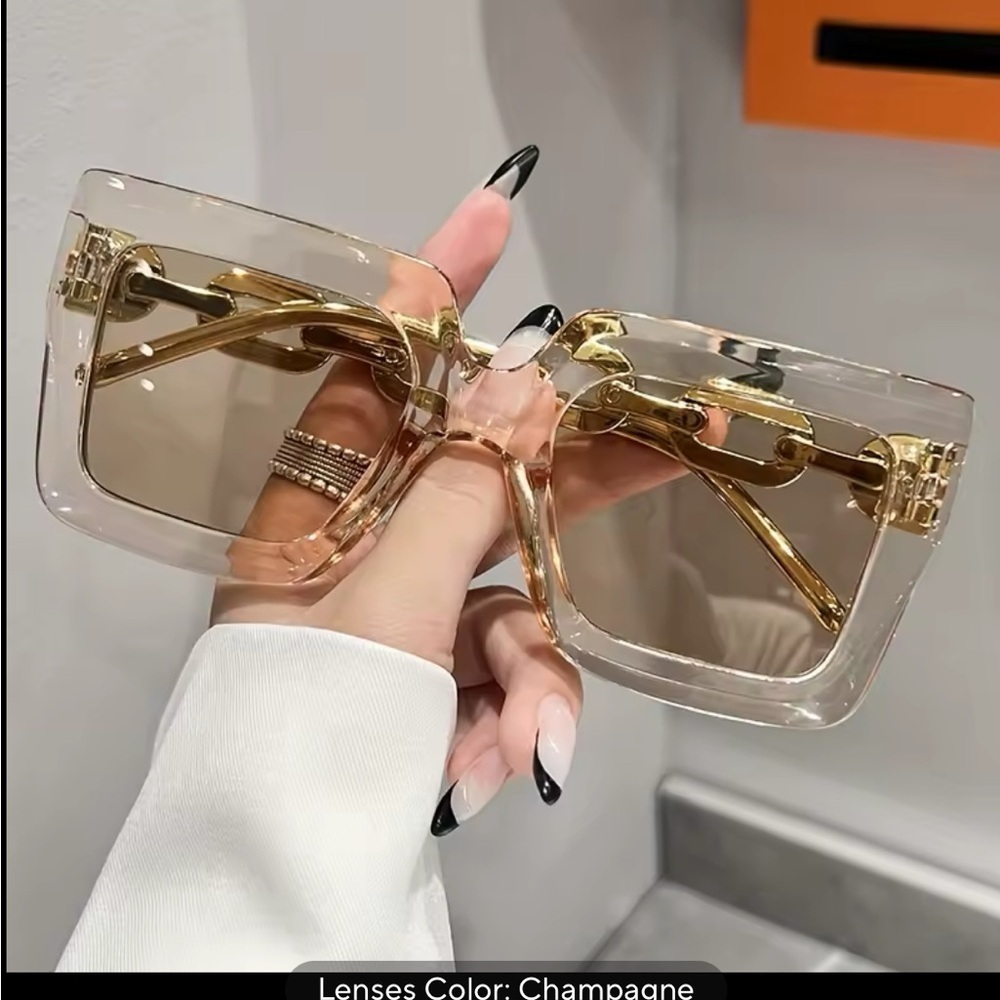 Gold-Tinted Square Sunglasses
0380
